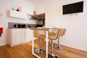 Apartment, 1 Bedroom | Private kitchen | Full-size fridge, microwave, stovetop, dishwasher