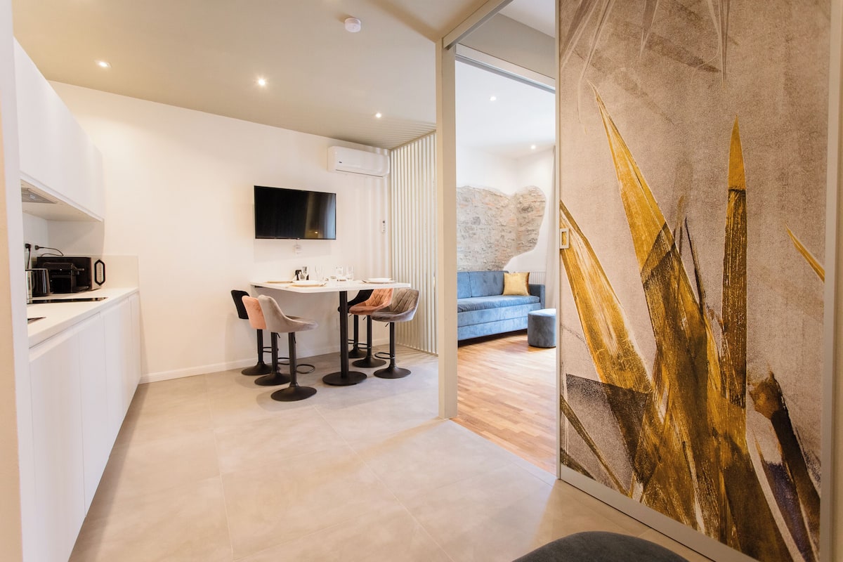 Appartement, balkon | Woonruimte | Een flatscreentelevisie