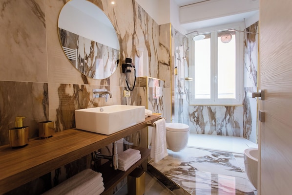 Departamento, 2 habitaciones | Baño | Regadera, regadera con hidromasaje, secadora de cabello, bidet