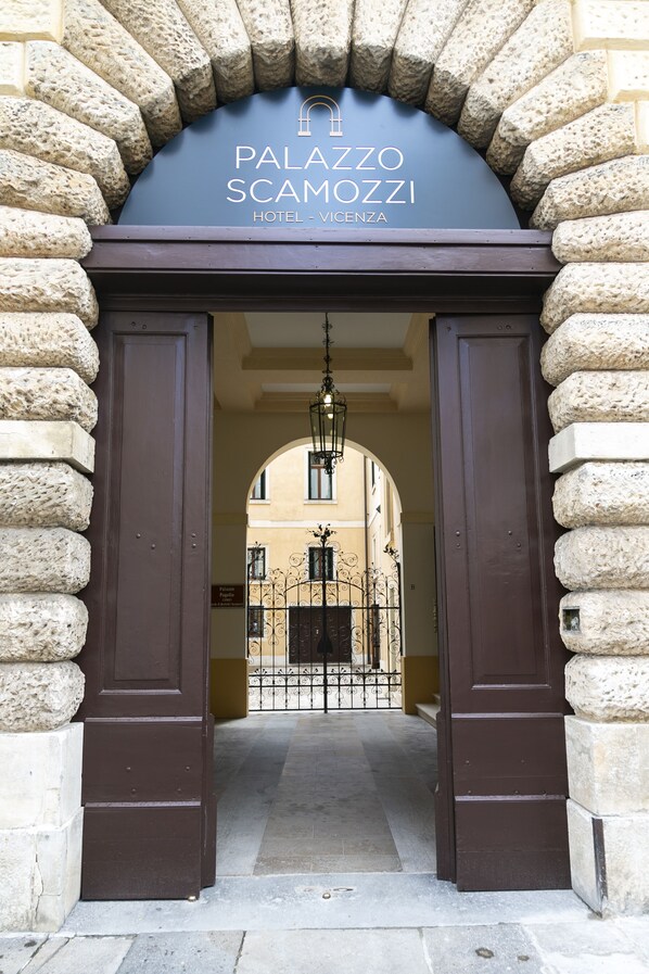 Property entrance - Palazzo Scamozzi (Vicenza)