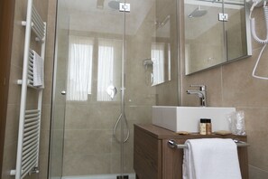 Single Room, 1 Single Bed | Bathroom | Shower, rainfall showerhead, free toiletries, hair dryer