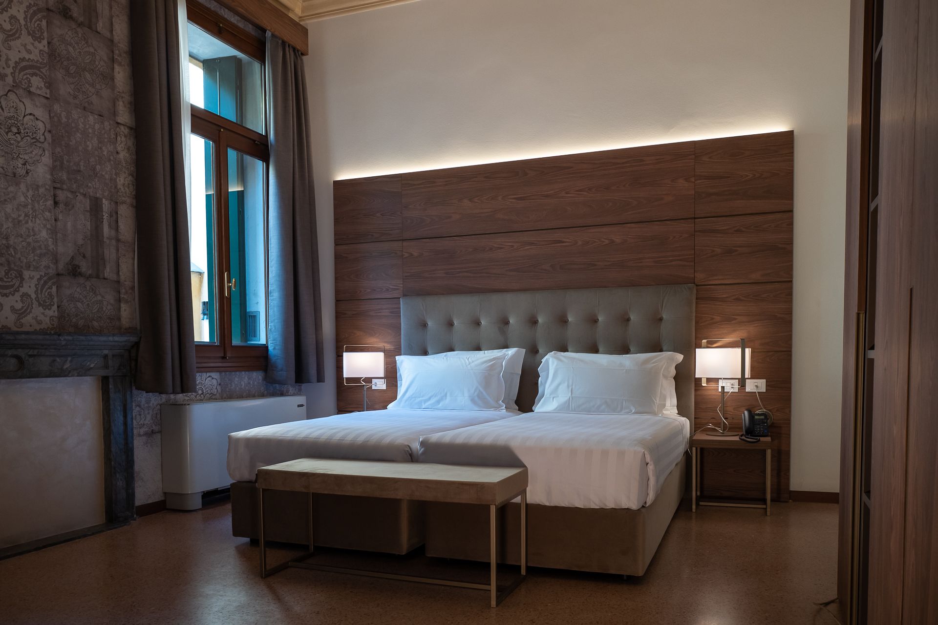 superior room | minibar, in-room safe, desk, cots/infant beds