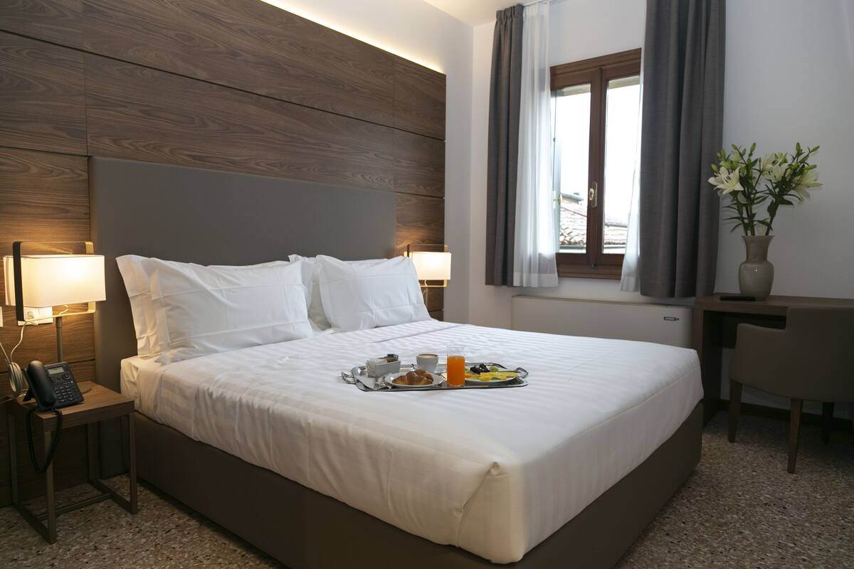 classic double room, 1 queen bed | minibar, in-room safe, desk, cots/infant beds