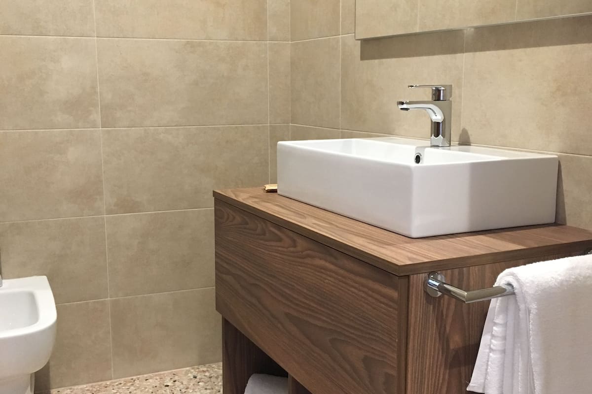 classic double room, 1 queen bed | bathroom | shower, rainfall showerhead, free toiletries, hair dryer