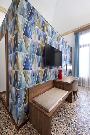 Superior Room | Minibar, in-room safe, desk, cots/infant beds - Palazzo Scamozzi (Vicenza)