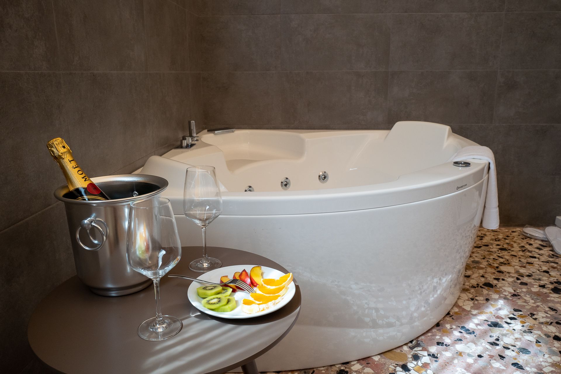 junior room | bathroom | shower, rainfall showerhead, free toiletries, hair dryer