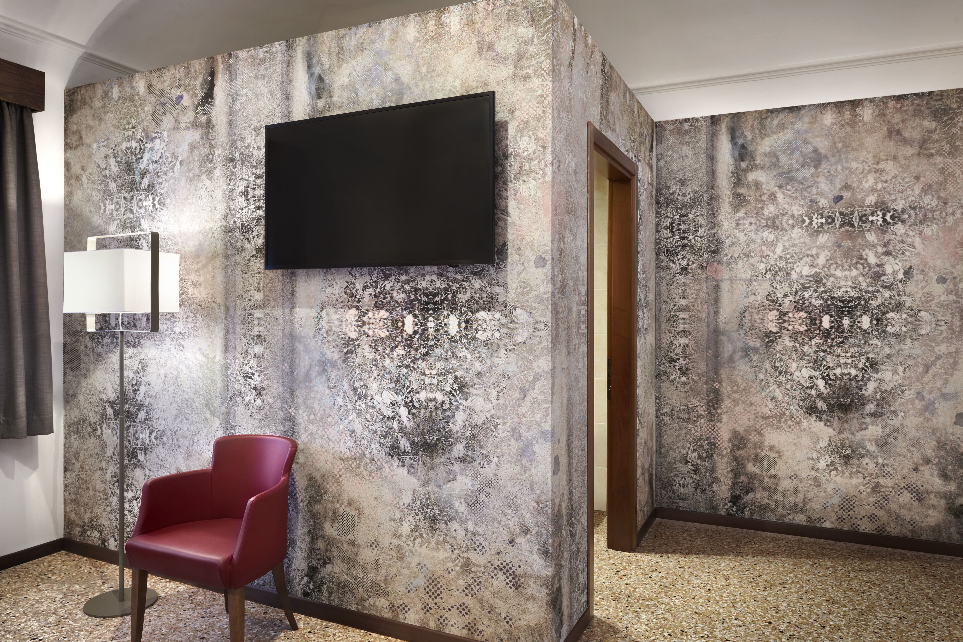 superior room | minibar, in-room safe, desk, cots/infant beds