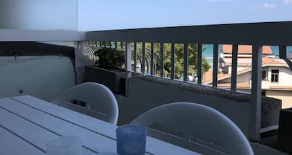 Vista al mar con piscina y hermoso jardín.