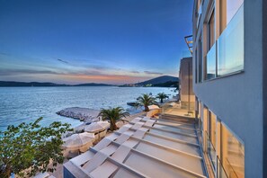 Premium Villa, 4 Bedrooms, Terrace, Sea View | 고급 침구, 각각 다른 스타일의 인테리어, 각각 다르게 가구 비치, 책상