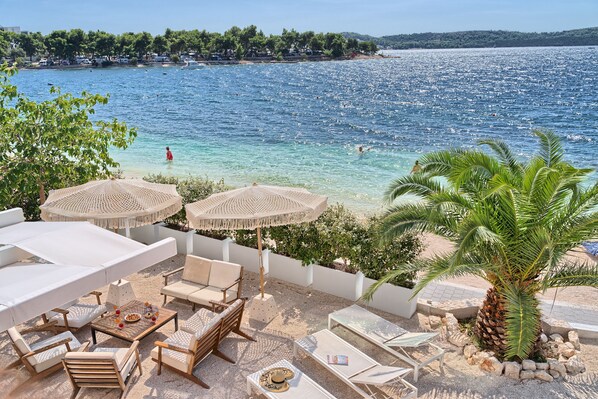 Premium Villa, 4 Bedrooms, Terrace, Sea View | 高級寢具、獨特裝潢、布置獨特、書桌