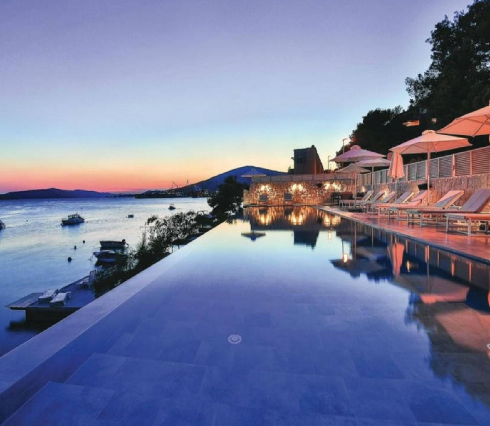 Kauden mukainen ulkouima-allas