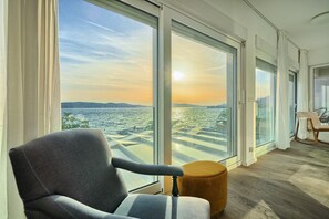 Premium Villa, 4 Bedrooms, Terrace, Sea View | 고급 침구, 각각 다른 스타일의 인테리어, 각각 다르게 가구 비치, 책상