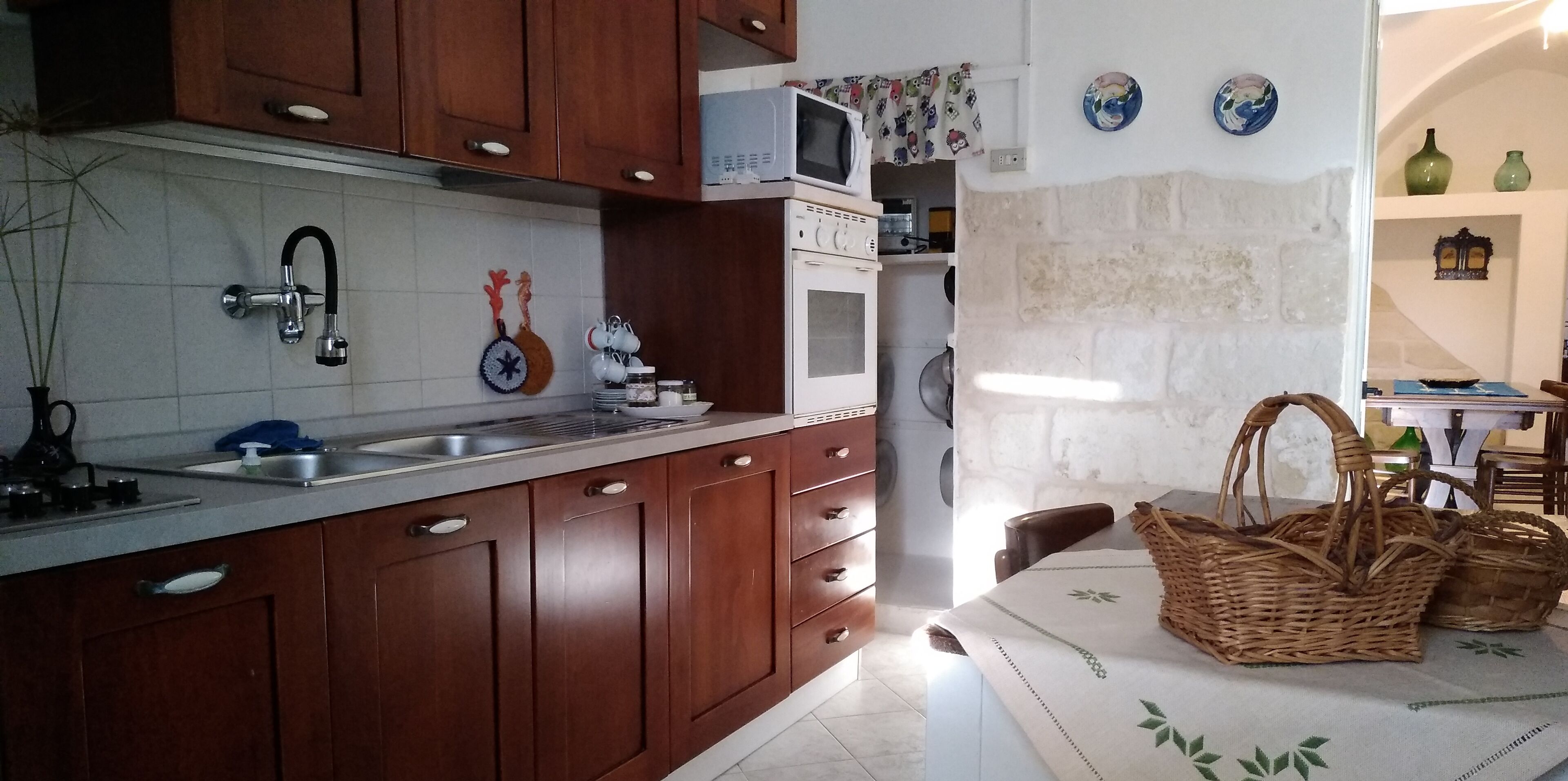 Kühlschrank, Mikrowelle, Kochgeschirr/Geschirr/Besteck