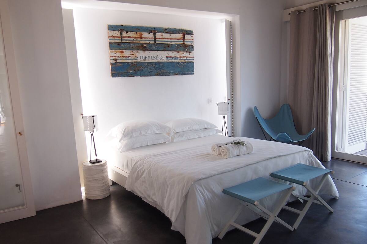 Villa | Egyptian cotton sheets, premium bedding, minibar, in-room safe