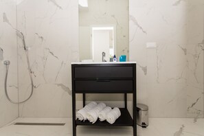 Luxury Apartment, Multiple Beds, Sea View | Bathroom | Hair dryer, towels, soap, shampoo - Seafront Luxury Apartments Fun (Trogir)