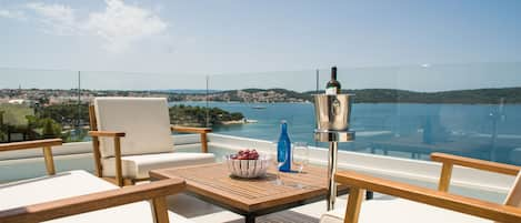 Appartement Luxe, plusieurs lits, vue mer | Balcon