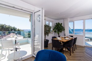 Appartement Deluxe, vue sur la mer | Aire de séjour | Téléviseur à écran plat