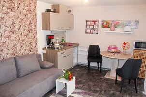 Standard Apartment (#2 - incl. cleaning fee) | Private kitchen | Full-size fridge, oven, stovetop, coffee/tea maker