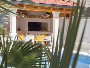 Exterior - Royal Residence Chica Cure (Split)