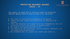 Un cartel con información sobre medidas de protección contra el COVID-19 en un hotel.