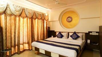 Luxury Room | Premium bedding, desk, soundproofing, free WiFi