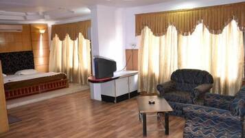 Suite | Living area | TV