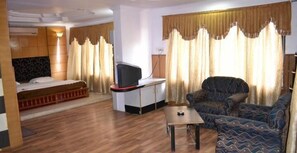 Suite | Living area | TV - Hotel Indraprastha (Pipariya)