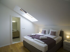 In-room safe, individually furnished, desk, soundproofing - Presidential Suites Chica Cure (Split)