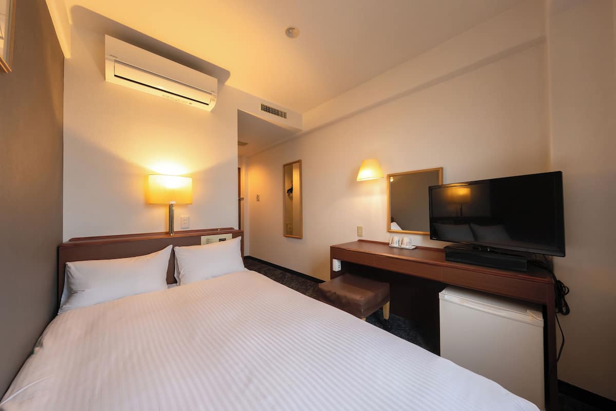 Kamar Double, Bebas Asap Rokok | Meja kerja, tirai kedap cahaya, kedap suara, dan Wi-Fi gratis