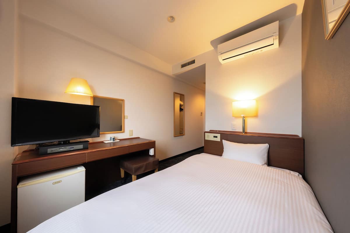 Kamar Single, Bebas Asap Rokok | Meja kerja, tirai kedap cahaya, kedap suara, dan Wi-Fi gratis