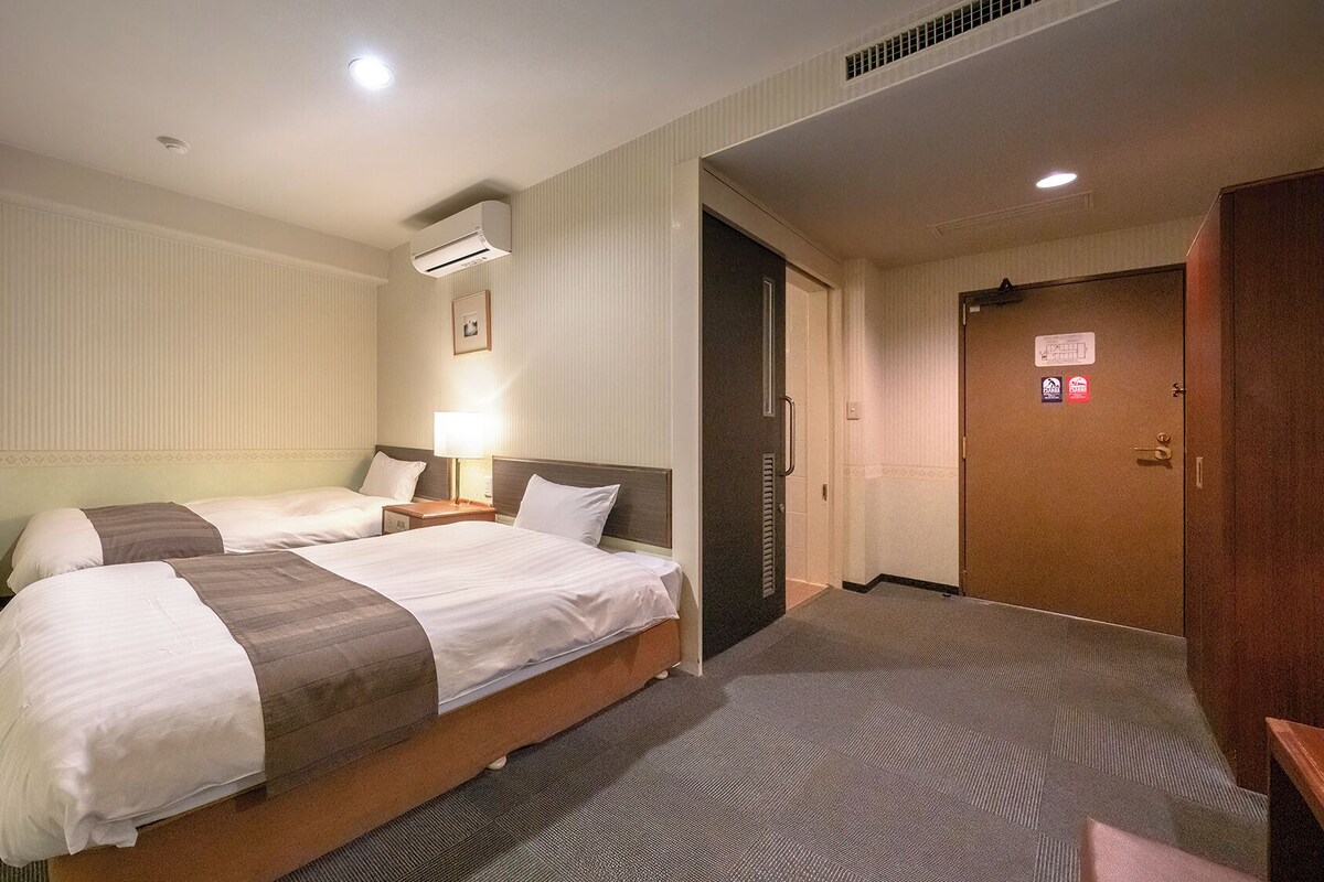 Schreibtisch, Verdunkelungsvorhänge, schallisolierte Zimmer