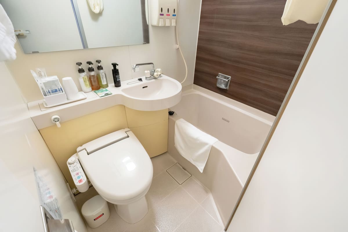 combined shower/bathtub, deep-soaking bathtub, free toiletries