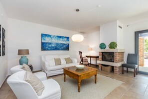 TV, fireplace - Holiday house RASOPASNO (Rasopasno)