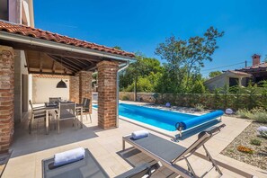 Outdoor pool - Holiday house RASOPASNO (Rasopasno)