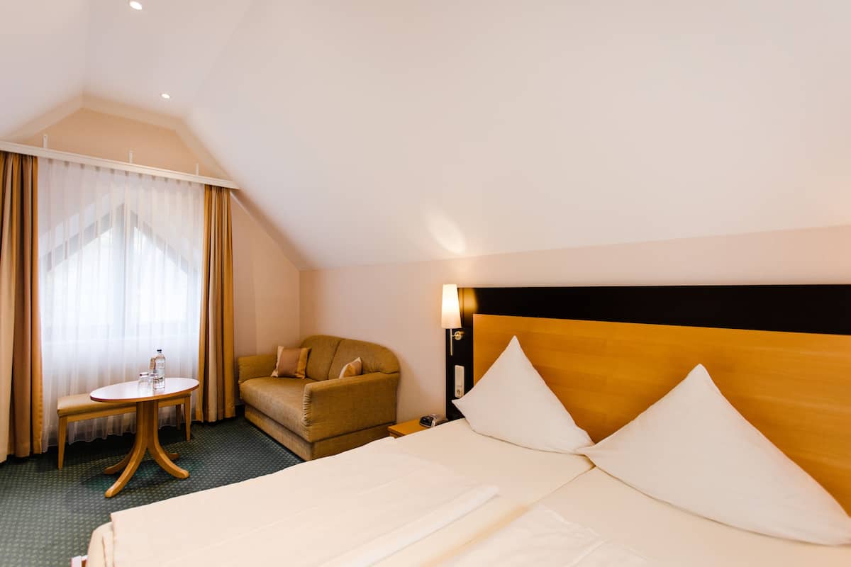 Classic-Doppelzimmer, 1 Doppelbett, Gartenblick | 1 Schlafzimmer, Allergikerbettwaren, Schreibtisch