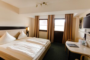 Comfort Double Room, River View | 1 bedroom, hypo-allergenic bedding available, desk, laptop workspace - Hotel Weinhaus Berg (Bremm)