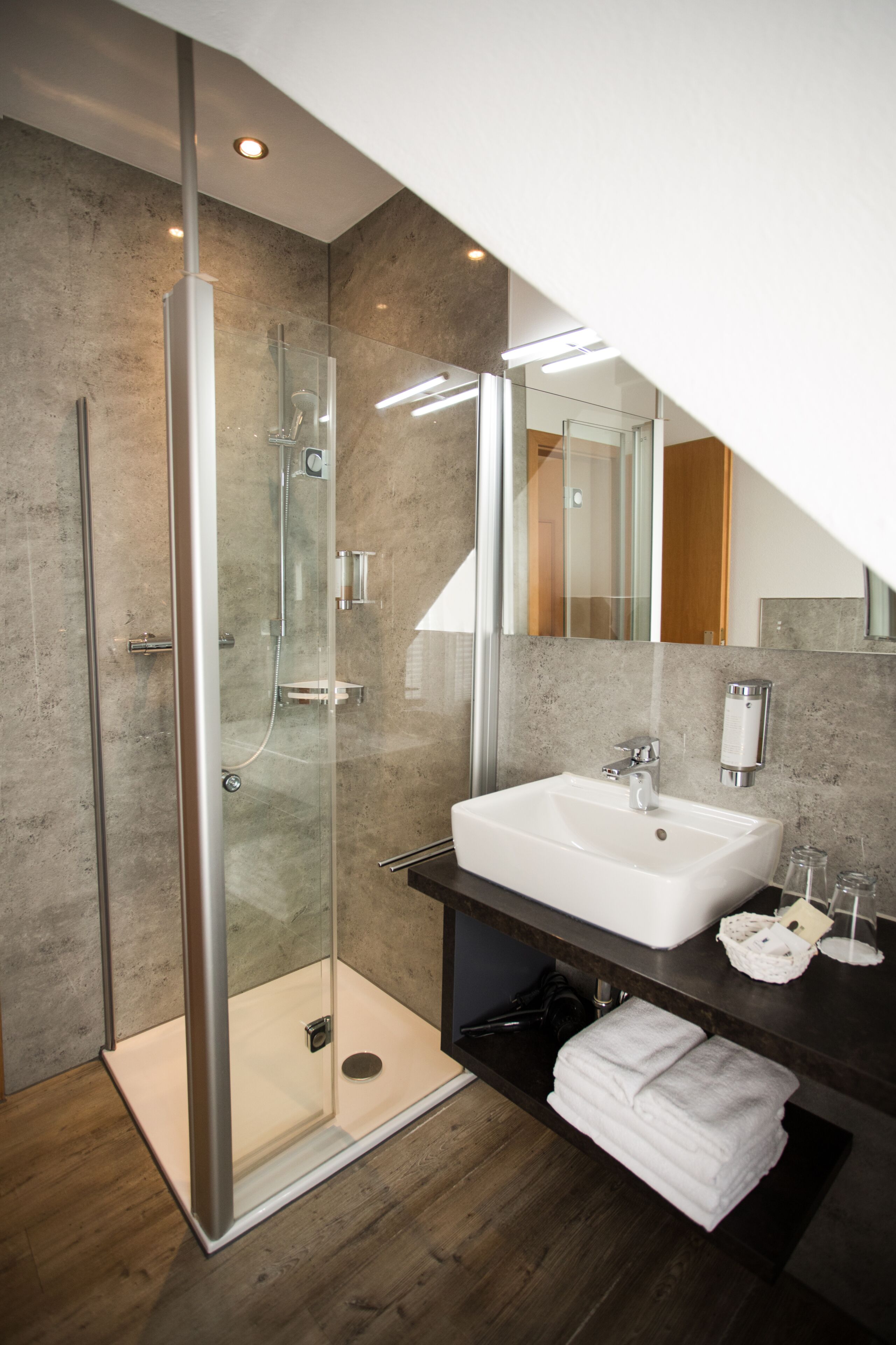 Classic-Doppelzimmer, 1 Doppelbett, Gartenblick | Badezimmer | Dusche, kostenlose Toilettenartikel, Haartrockner, Handtücher