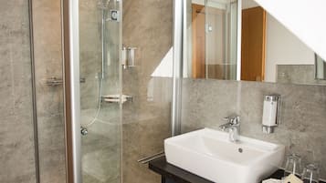 Classic-Doppelzimmer, 1 Doppelbett, Gartenblick | Badezimmer | Dusche, kostenlose Toilettenartikel, Haartrockner, Handtücher