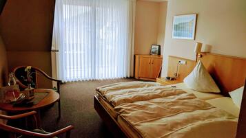 Superior-Doppelzimmer, Flussblick | 1 Schlafzimmer, Allergikerbettwaren, Schreibtisch