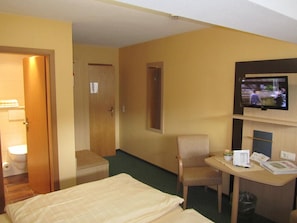 1 sovrum, allergitestade sÀngklÀder, skrivbord och arbetsyta för laptop