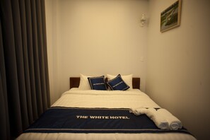 Quarto casal luxo | Roupas de cama antialérgicas, frigobar, cortinas blackout