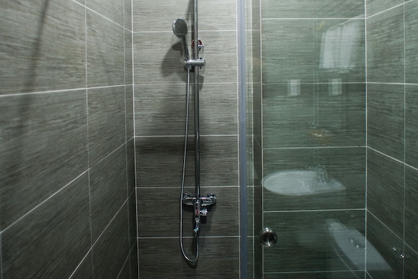 Deluxe Double Room | Bathroom | Shower, free toiletries, hair dryer, slippers