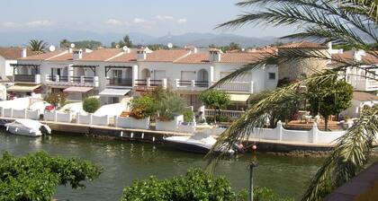 T3 High Range EMPURIABRAVA CANAL - POOL pysäköintialue