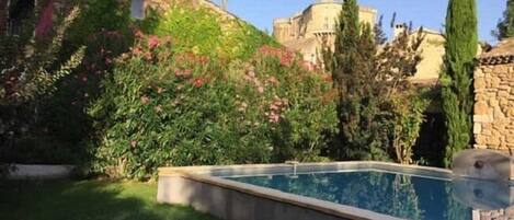 室外泳池;泳池傘、躺椅