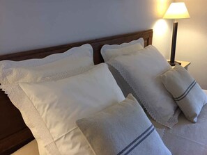 Ropa de cama de alta calidad y tabla de planchar con plancha