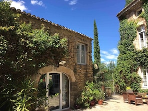 Vista frontal de la propiedad