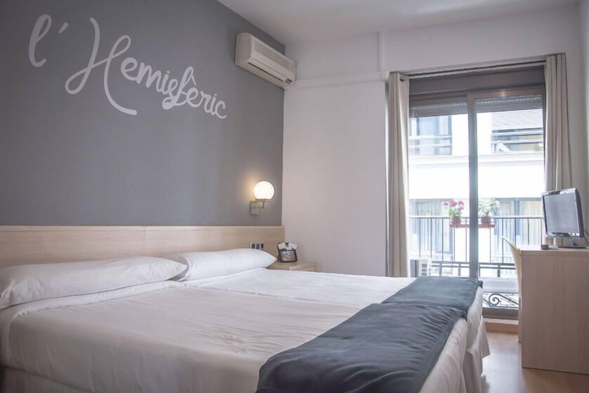 Habitación con 1 cama matrimonial o 2 individuales | Insonorización, wifi gratis y ropa de cama