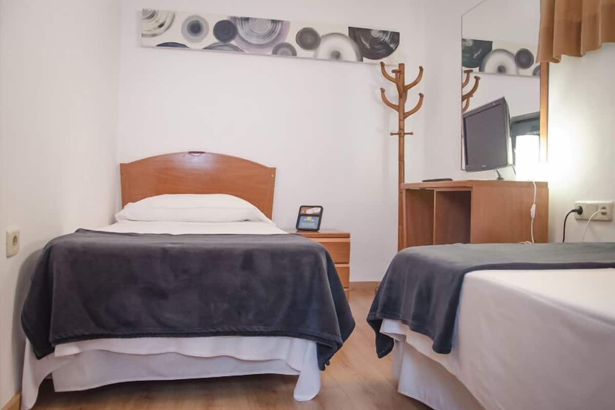 Habitación económica con 2 camas individuales (Interior) | Insonorización, wifi gratis y ropa de cama