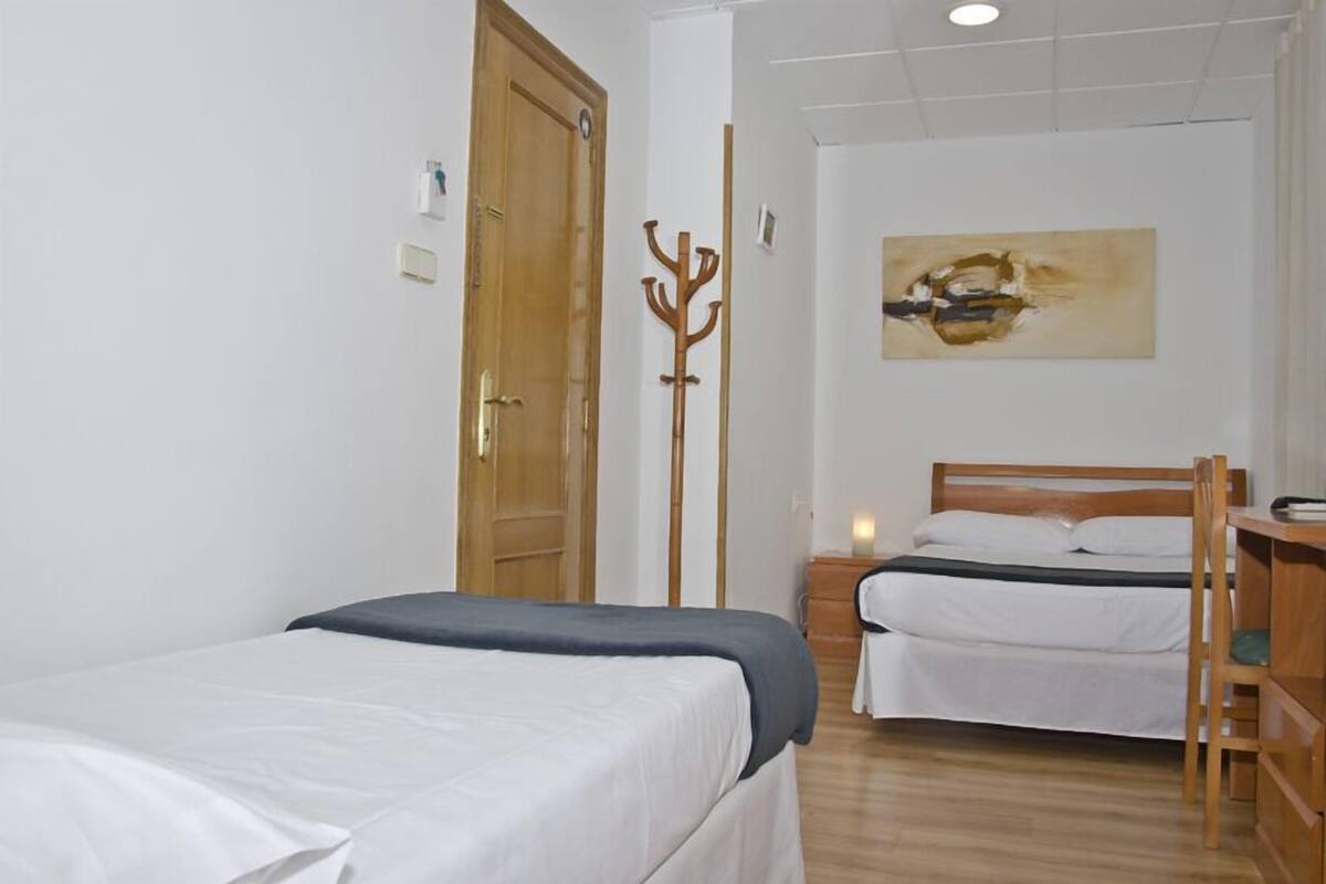 Habitación triple básica (Interior) | Insonorización, wifi gratis y ropa de cama