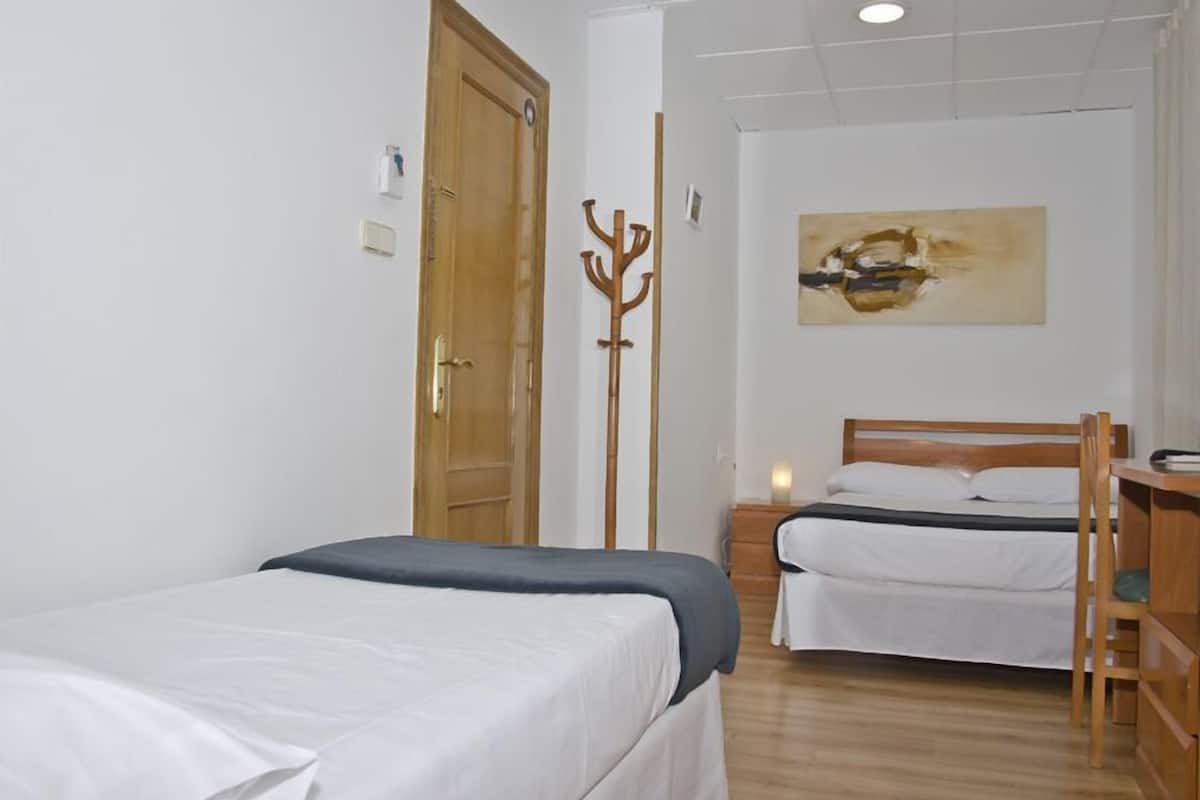 Basic Triple Room (Interior)
